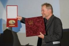 Aleksandar Lifka Award 2016 – Wir dÃ¼rfen voller stolz verkÃ¼nden, dass Ulrich Seidl den "Aleksander Lifka Preis fÃ¼r herausragende BeitrÃ¤ge im europÃ¤ischen Kino" beim 23. EuropÃ¤ischen Film Festival in Palic erhalten hat!
Herzliche Gratulation!!
